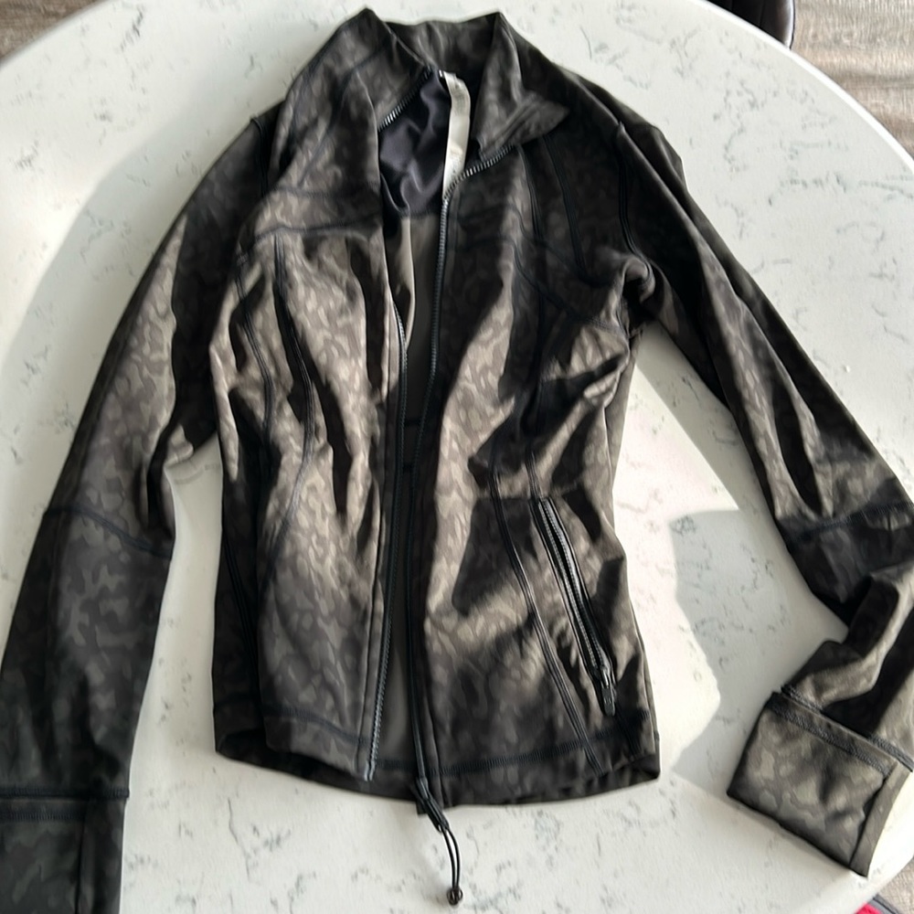 Fitted LuluLemon zip up define jacket